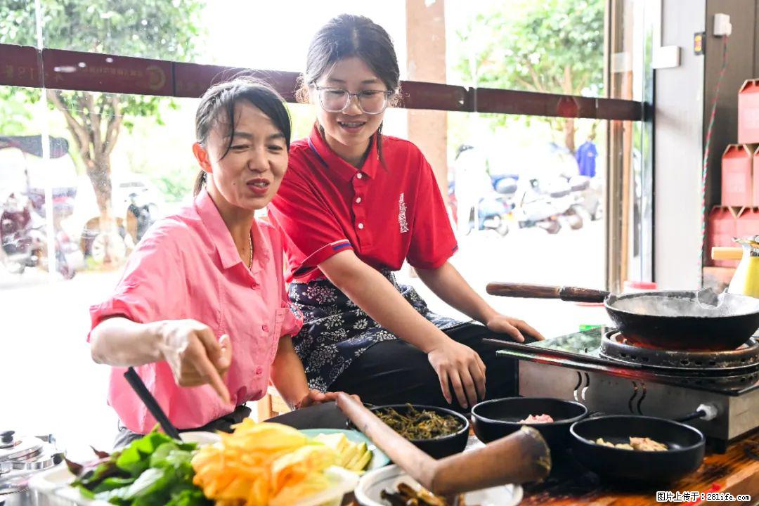 全网追的“扁担女孩”，找了一份暑假工，时薪12元 - 图木舒克生活资讯 - 图木舒克28生活网 tmsk.28life.com