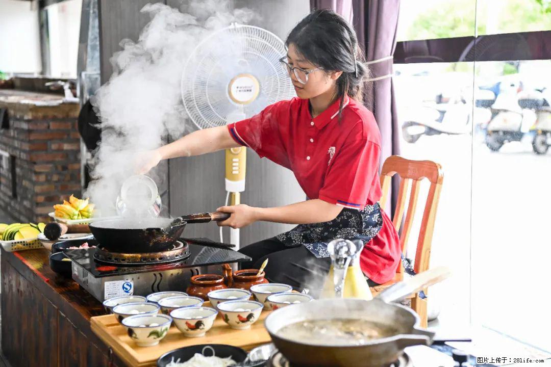 全网追的“扁担女孩”，找了一份暑假工，时薪12元 - 图木舒克生活资讯 - 图木舒克28生活网 tmsk.28life.com